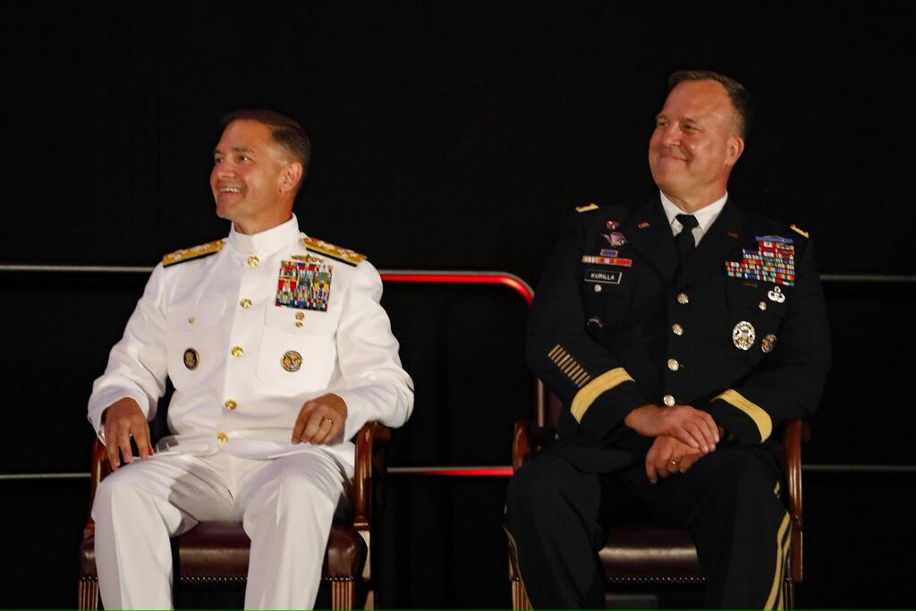 Admiral Brad Cooper and General Michael Kurilla during the ceremony (CENTCOM ) אדמירל בראד קופר מונה למפקד CENTCOM במקום הגנרל מייקל קורילה