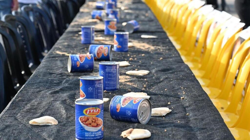 מיצג הרעב של משפחות החטופים בכיכר החטופים