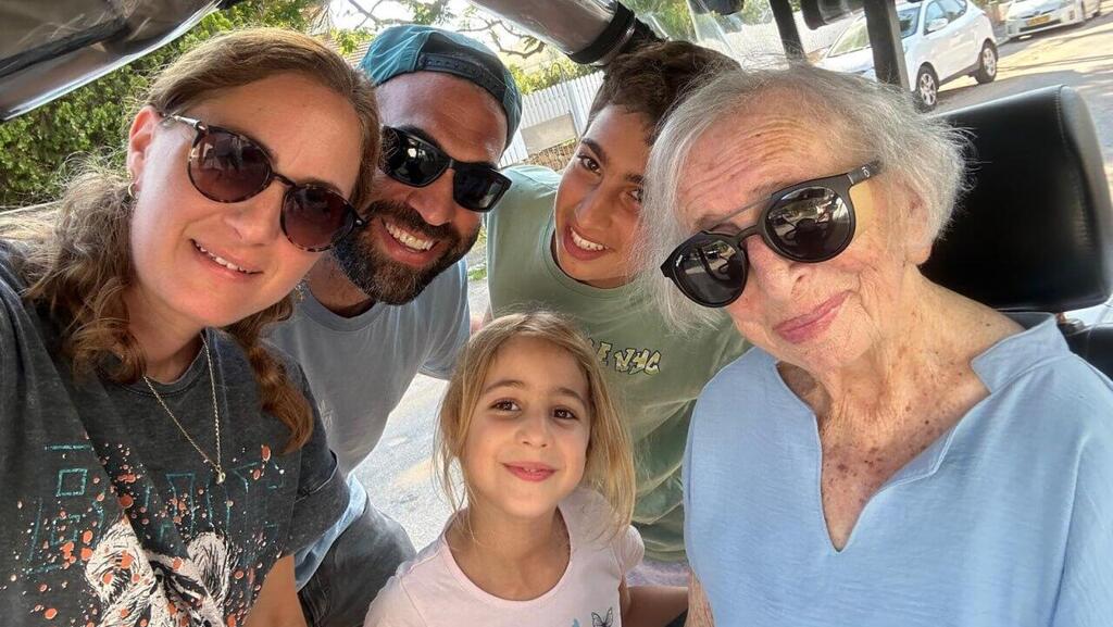 פולט ז"ל ומשפחתה 