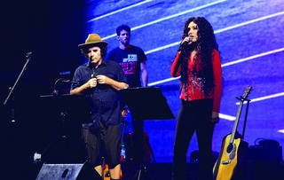 אתי רומנו, בהופעה באמפי שוני עם כנסיית השכל. "כמעט התעלפתי, הם אמרו לי שהם מארחים רק אמן שהם מאמינים בו"