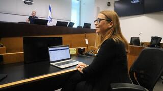 שופטת בית המשפט המחוזי בתל־אביב, דנה אמיר, עם הצ'אט המשפטי