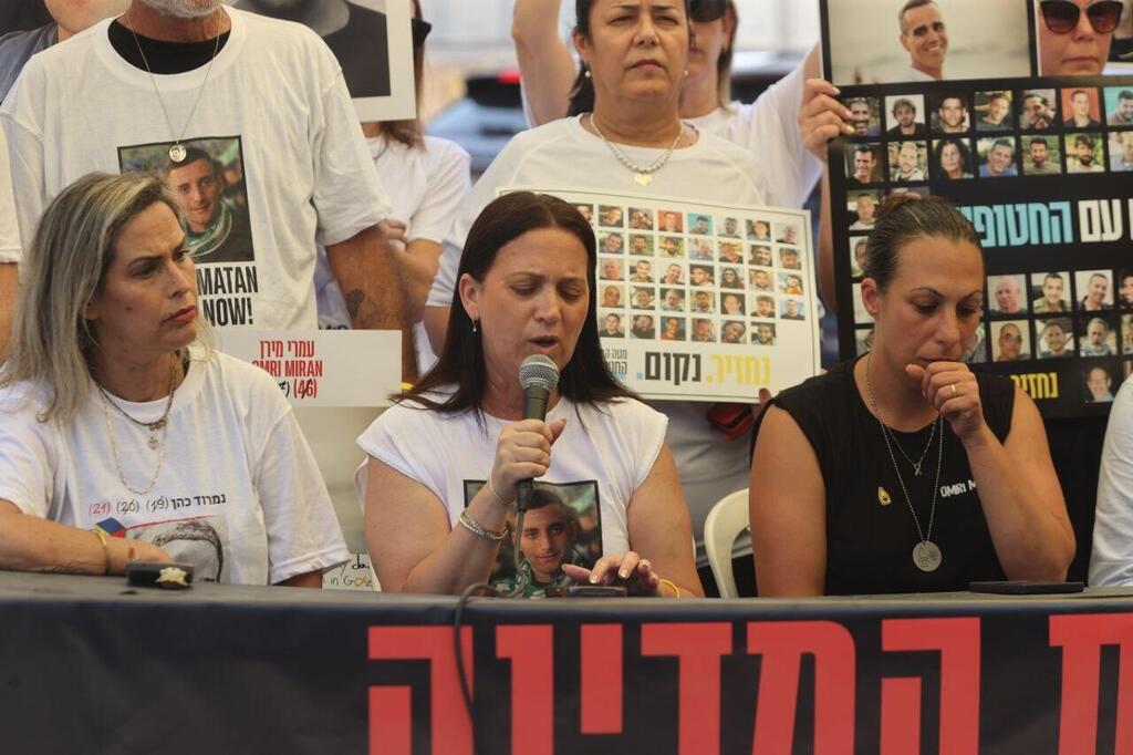 Anat Angrest speaking at the rally (Photo: Moti Kimhi) ענת אנגרסט במסע"ת של משפחות חטופים בעזה ומשפחות חללי ה-7 באוקטובר