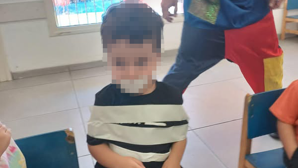 ליצן קשר ילד לכיסא במהלך פעילות במעון