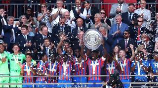 קריסטל פאלאס מניפה את מגן הקהילה