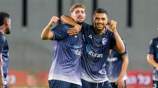 שחקני עירוני קריית שמונה חוגגים עם ג'ואהד חלבי
