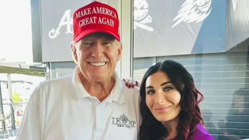 לורה לומר אשת ימין קיצוני עם נשיא ארה"ב דונלד טראמפ ארכיון