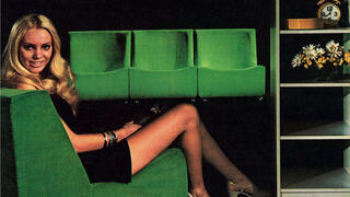 מבט ישיר למצלמה וחצאית קצרצרה, קטלוג 1970