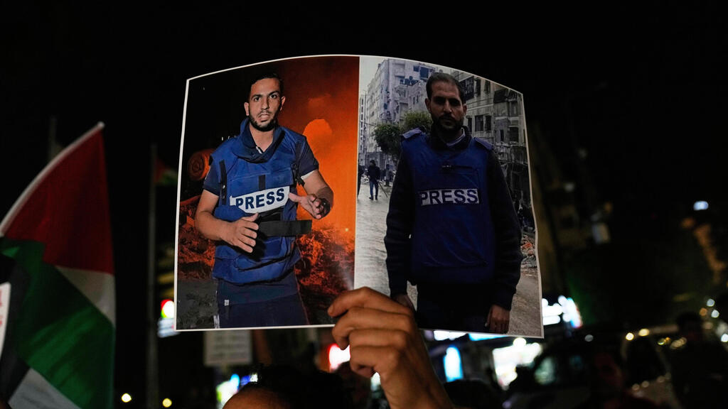 West Bank protests over killing of Anas Al-Sharif (Photo: REUTERS/Mohammed Torokman AP Photo/Nasser Nasser) הפגנות ברמאללה בעקבות חיסולו של אנאס א-שריף