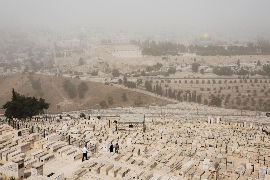 Haze over Jerusalem (Photo: REUTERS/Ammar Awad) אובך בירושלים
