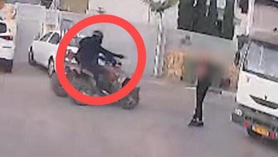 תיעוד: אב ובנו יורים כ-13 כדורים לעבר אדם ביישוב איכסאל
