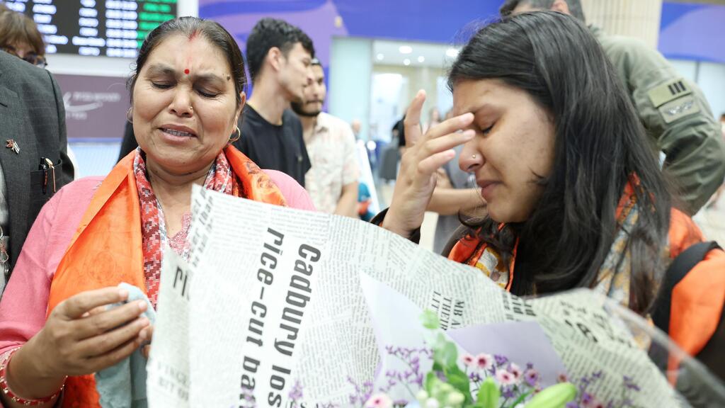 Padma and Pushpa Joshi, mother and sister of hostage Bipin Joshi, arrive at Ben Gurion Airport for their first visit to Israel (Photo: Dana Kopel) פדמה ופושפה ג'ושי, אימו ואחותו של החטוף הנפאלי ביפין ג'ושי בנתב"ג