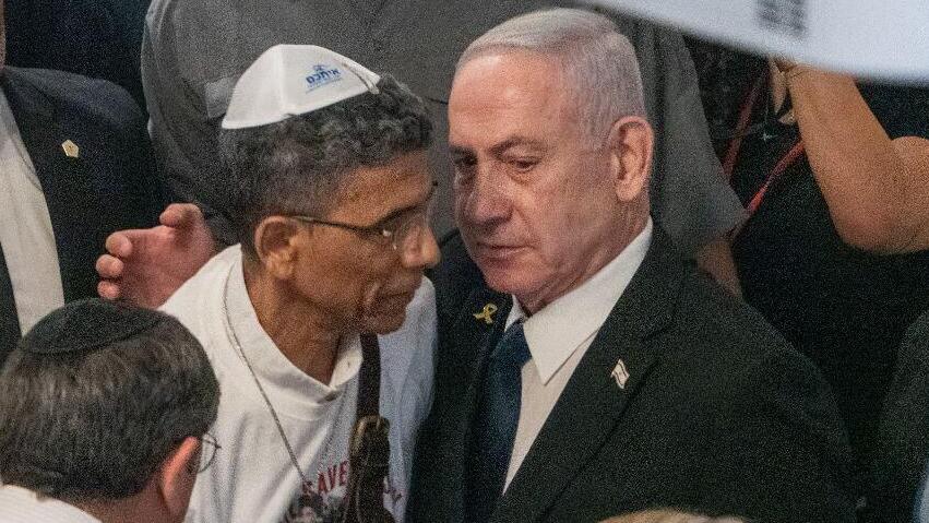 Avishai David, father of hostage survivor Evyatar David, with Prime Minister Benjamin Netanyahu (Photo: Shalev Shalom) נתניהו ואביו של אביתר דוד