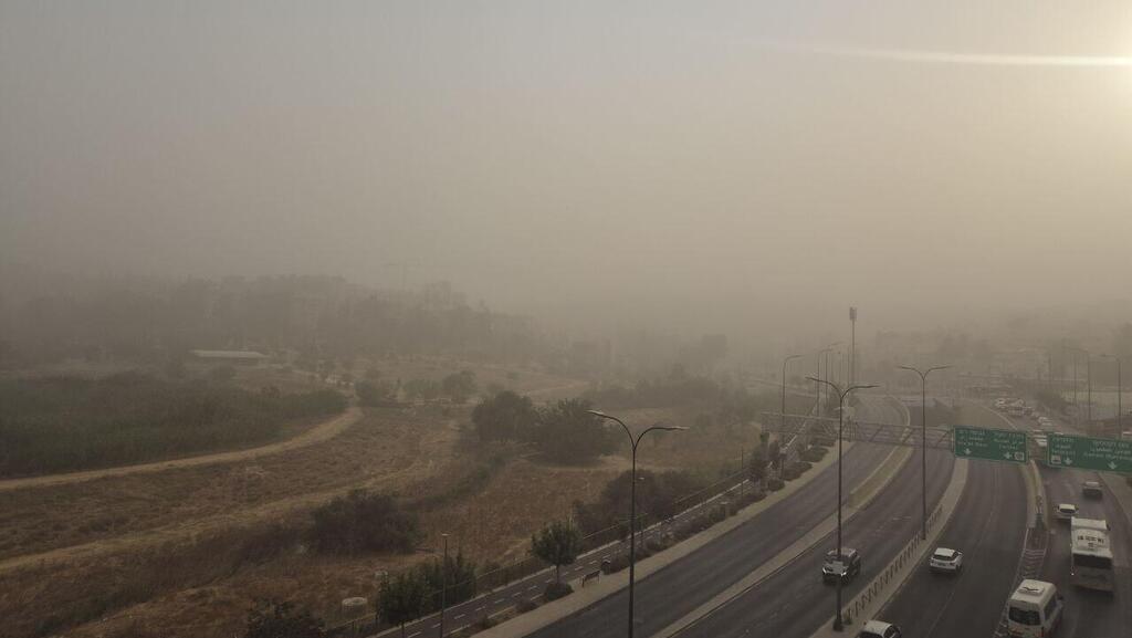 Пыльная буря в Израиле (Фото: Шалев Шалом - архив) ערפל בירושלים