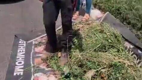 תיעוד מכעיס מחיפה: אספו פסולת על גבי כרזת חטופים