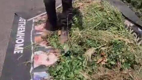 תיעוד מכעיס מחיפה: אספו פסולת על גבי כרזת חטופים