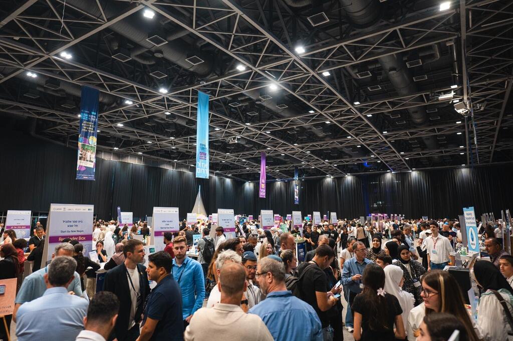 Participants and visitors crowd the exhibition floor at Unistream’s Startup of the Year 2025 competition at Expo Tel Aviv 