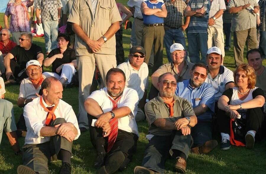  Авигдор Либерман, Юрий Штерн и участники митинга в Неве-Дкалим