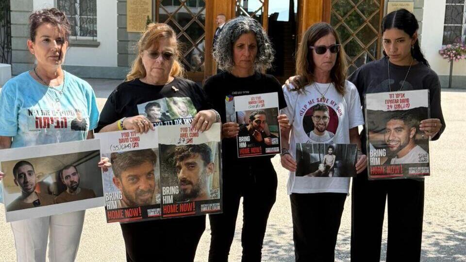 משלחת אימהות חטופים בז'נבה לפגישה עם נשיאת הצלב האדום