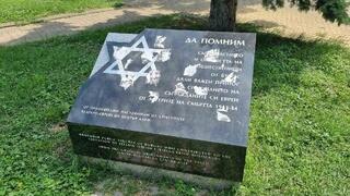 האנדרטה שהושחתה בבורגס, עם סימנים שנותרו מהמדבקות