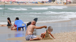 תושבי בת ים מתמודדים עם השרב הכבד