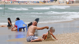 תושבי בת ים מתמודדים עם השרב הכבד