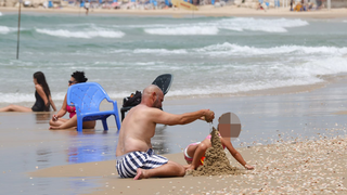 תושבי בת ים מתמודדים עם השרב הכבד