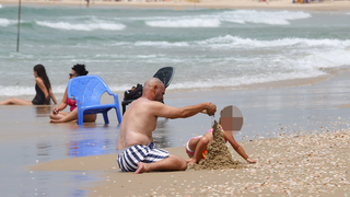 תושבי בת ים מתמודדים עם השרב הכבד