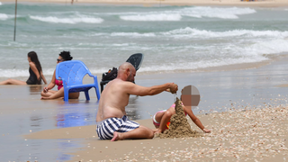 תושבי בת ים מתמודדים עם השרב הכבד