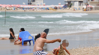 תושבי בת ים מתמודדים עם השרב הכבד