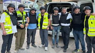 אדמונדו שעיו (במרכז, רביעי משמאל) עם חבריו המתנדבים בזק"א