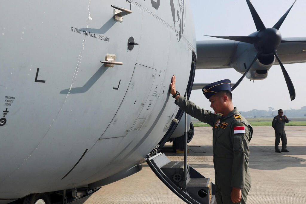 ג'קרטה אינדונזיה מטוס תובלה לפני המראה ל עזה עם סיוע הומניטרי