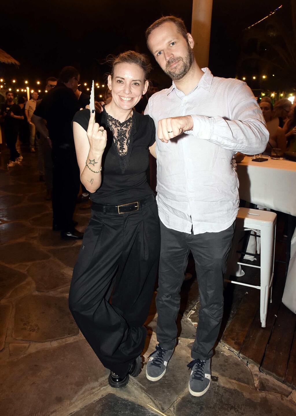 איפה המניפות? סיוון פישלר, מנהלת התקשורת והפיתוח העסקי של הוועד האולימפי בישראל, וטל שורר (צילום: אמיר מאירי ) חתונה אבישג סמברג נמרוד קרביצקי