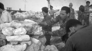 דודיק רוטנברג ז"ל ולוחמי הגדוד מקימים אנדרטת זיכרון לחללי גדוד 66 בראש גבעת התחמושת