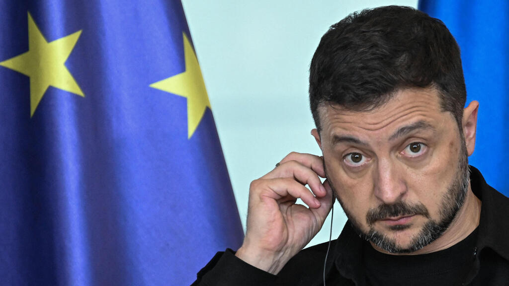 Ukrainian President Volodymyr Zelensky (Photo: RALF HIRSCHBERGER / AFP) ישיבת זום לפני פסגת טראמפ פוטין נשיא אוקראינה וולודימיר זלנסקי