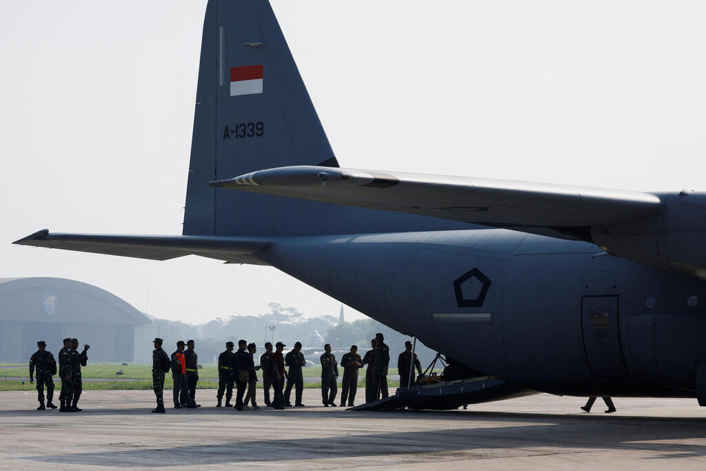 ג'קרטה אינדונזיה מטוס תובלה לפני המראה ל עזה עם סיוע הומניטרי