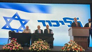 ראש הממשלה בנימין נתניהו על הבמה של מרכז הליכוד