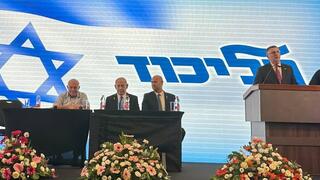 ראש הממשלה בנימין נתניהו על הבמה של מרכז הליכוד