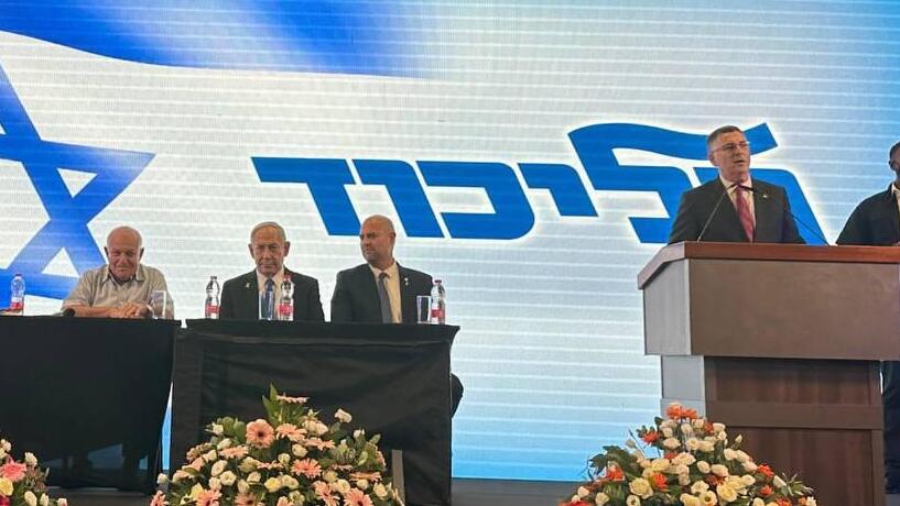 ראש הממשלה בנימין נתניהו על הבמה של מרכז הליכוד