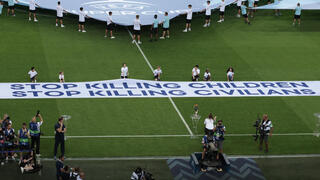  השלט נגד הרג ילדים בסופר קאפ האירופי