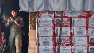 ג'קרטה אינדונזיה מטוס תובלה לפני המראה ל עזה עם סיוע הומניטרי