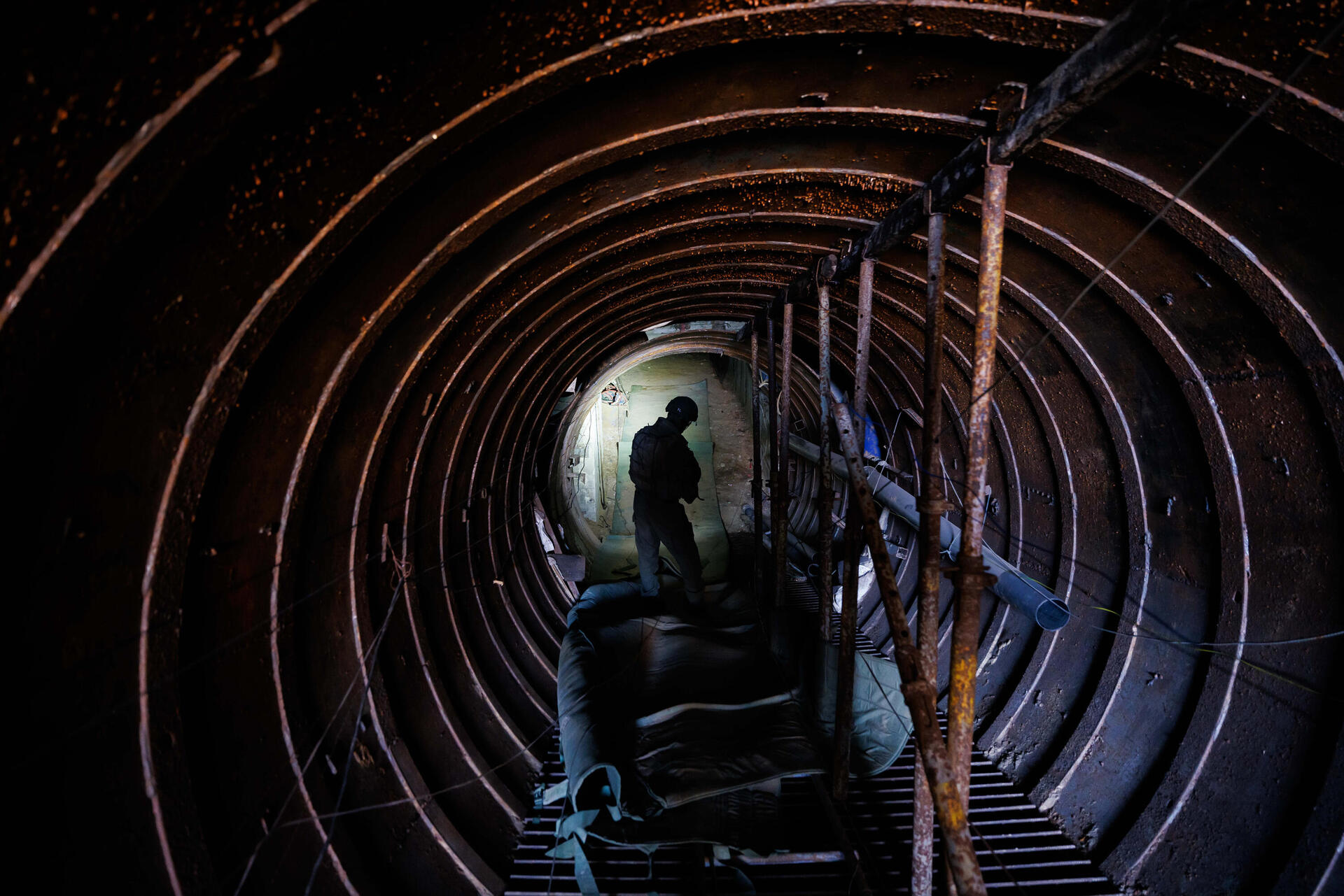 לוחם יהל"ם בעומק מנהרה בצפון רצועת עזה 