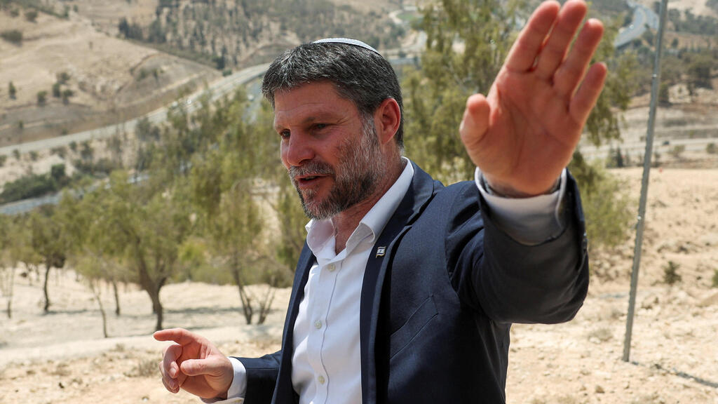 שר האוצר בצלאל סמוטריץ' ליד מעלה אדומים