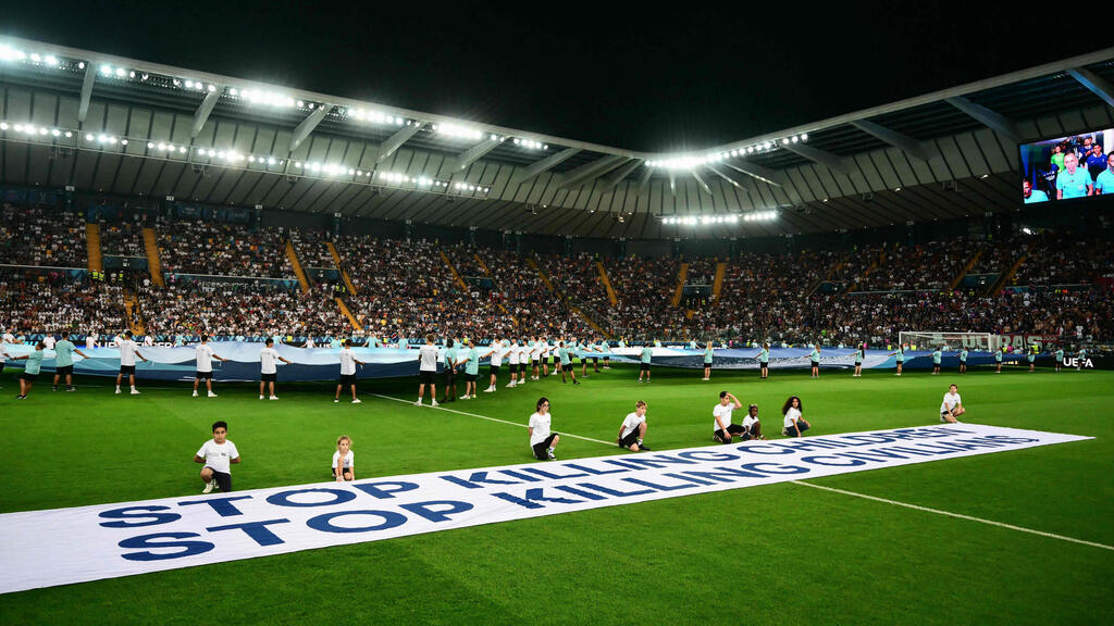 UEFA's banner (Photo: Marco BERTORELLO / AFP) השלט הענקי שפרסה אופ"א בסופר קאפ
