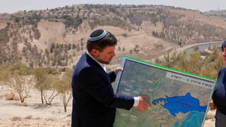 שר האוצר בצלאל סמוטריץ' ליד מעלה אדומים