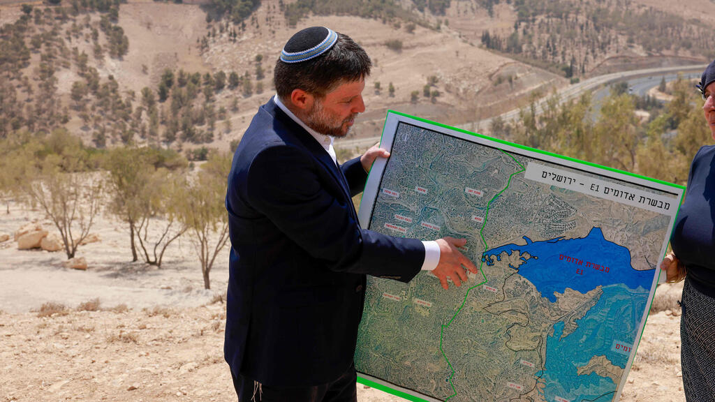 Finance Minister Bezalel Smotrich presents the plan. Europe suspects 'political motives' before the elections (Photo: Menahem Kahana / AFP) שר האוצר בצלאל סמוטריץ' ליד מעלה אדומים