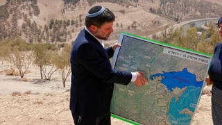 שר האוצר בצלאל סמוטריץ' ליד מעלה אדומים
