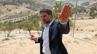 שר האוצר בצלאל סמוטריץ' ליד מעלה אדומים
