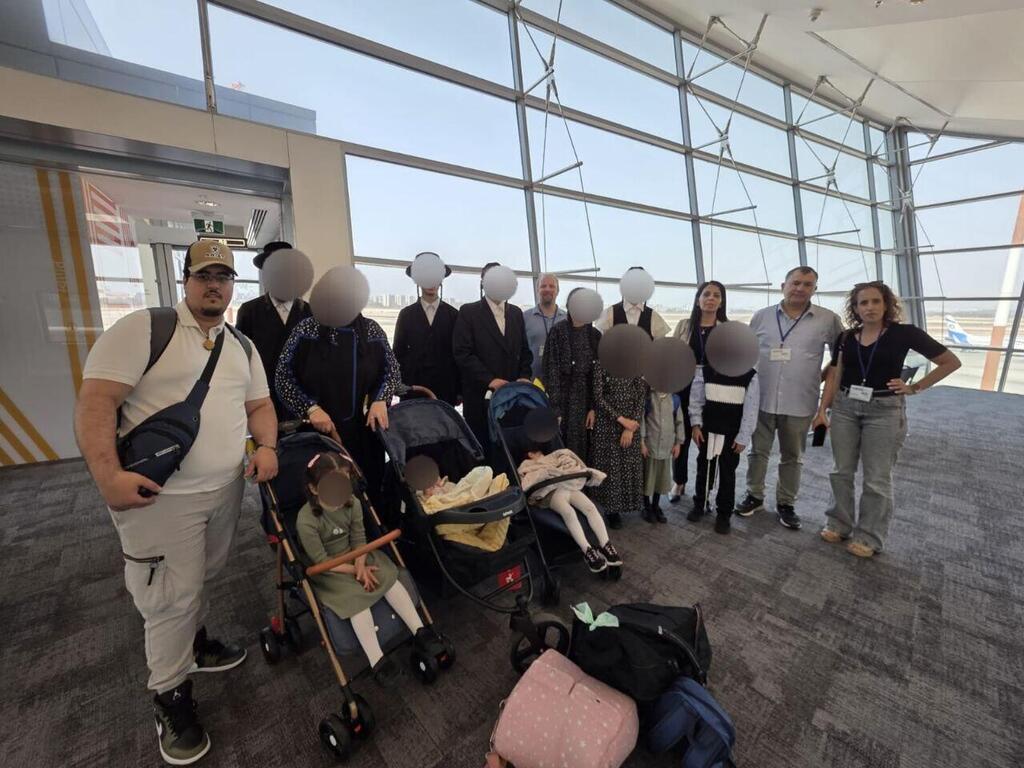 בני המשפחה עם נציגי משרדי ממשלה