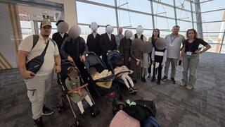 בני המשפחה עם נציגי משרדי ממשלה