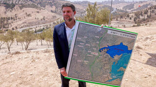 שר האוצר בצלאל סמוטריץ' ליד מעלה אדומים